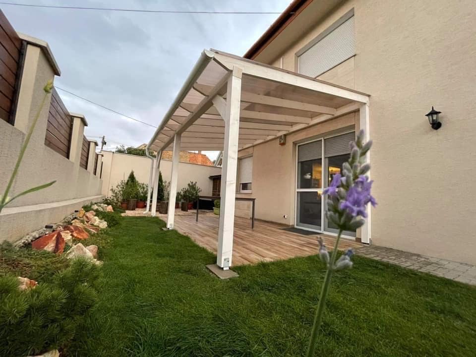 Fából készült pergola az udvarban