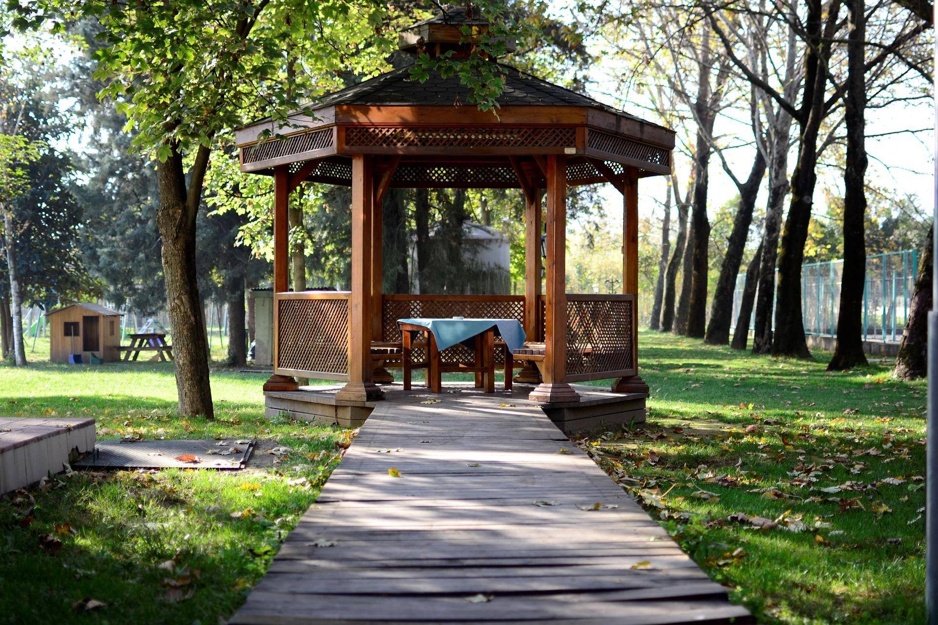 Csodálatos pergola a kertben